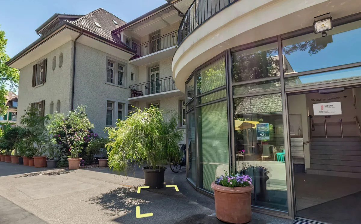 Zurück auf dem Boden, kann man das Altersheim Im Grund von vorne betrachten. Fotos von den Alterszentren in Uster